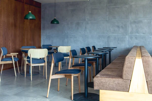 Interior Una Cafetería Moderna Con Sofás Sillas Mesas Lugar Para — Foto de Stock