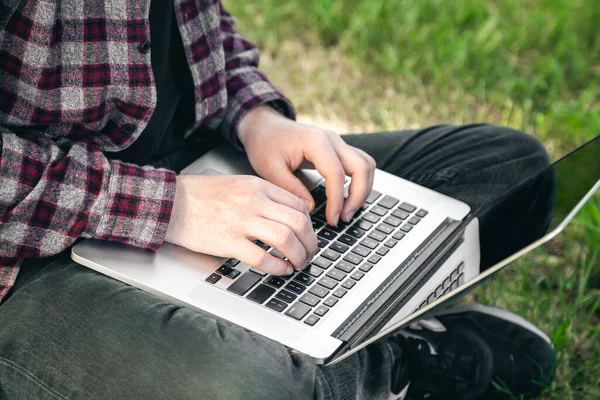 Mężczyzna Parku Siedzi Trawie Laptopem Bliskimi Rękami Laptopem Praca Świeżym — Zdjęcie stockowe