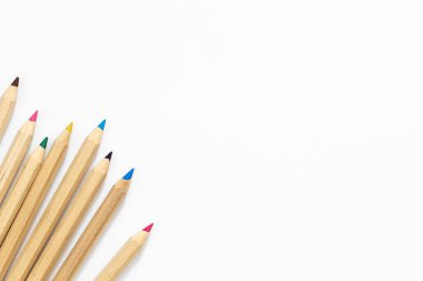 Beyaz arkaplanda çok renkli tahta kalemler, izole edilmiş, üst görünüm, boşluğu kopyala.