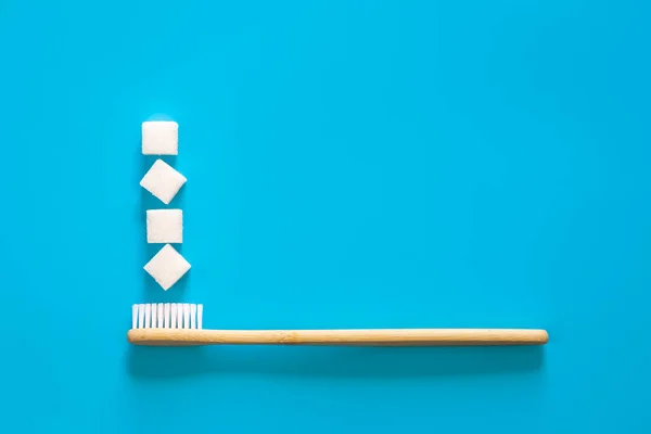 Naturlig Miljövänlig Bambu Tandborste Med Sockerbitar Blå Bakgrund Platt Låg — Stockfoto