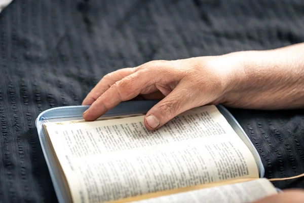 Una Anciana Lee Libro Biblia Manos Primer Plano Concepto Dios — Foto de Stock