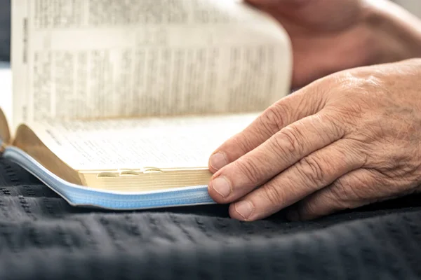 Una Donna Anziana Legge Libro Della Bibbia Mani Primo Piano — Foto Stock