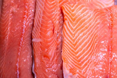 Taze çiğ deniz ürünleri, balık arka planı, dükkanda kırmızı balık parçaları..