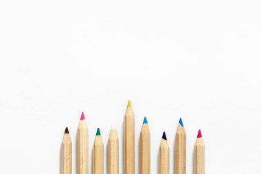 Beyaz arkaplanda çok renkli tahta kalemler, izole edilmiş, üst görünüm, boşluğu kopyala.