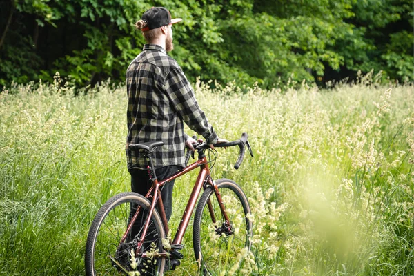 Jovem Uma Camisa Com Uma Bicicleta Floresta Estrada Entre Grama — Fotografia de Stock