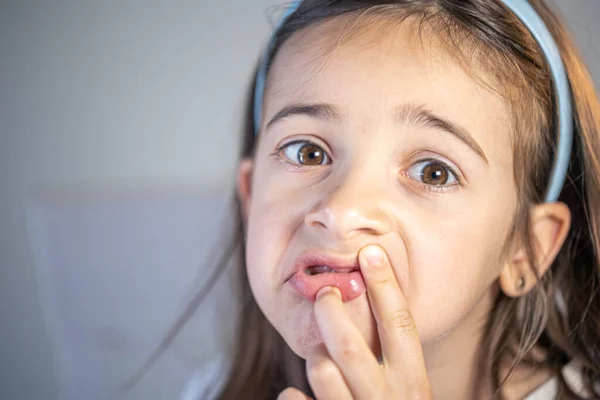 Klein Meisje Tandartspraktijk Kind Tijdens Orthodontist Bezoek Mondholte Controle Kinderen — Stockfoto
