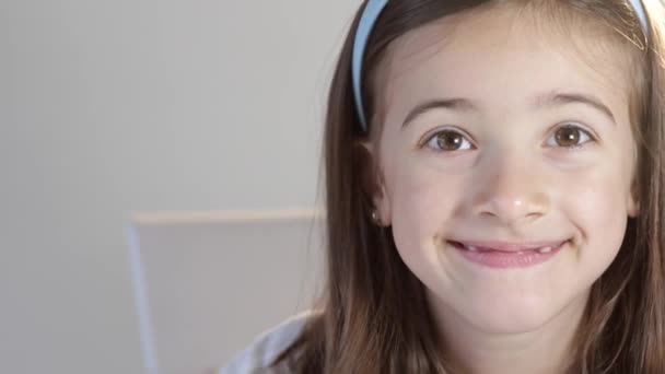 Tapferes Fröhliches Mädchen Reißt Dem Arzt Den Mund Weit Auf — Stockvideo