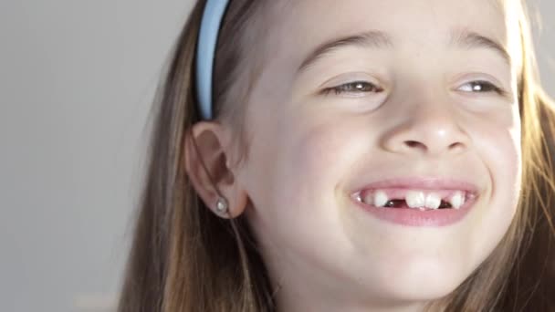 Menina Alegre Sorri Mostra Sua Língua Conceito Odontologia Ortodontia — Vídeo de Stock