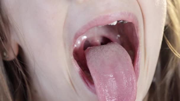 Μικρό Κορίτσι Ανοίγει Στόμα Της Και Δείχνει Μακριά Γλώσσα Λαιμό — Αρχείο Βίντεο