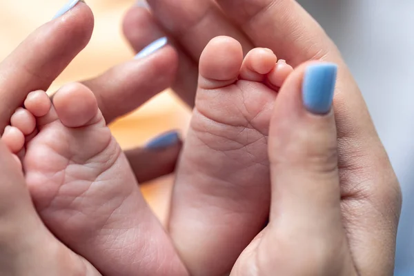 Anne Yeni Doğmuş Bir Bebeğin Bacaklarını Elinde Tutuyor Yakın Plan — Stok fotoğraf