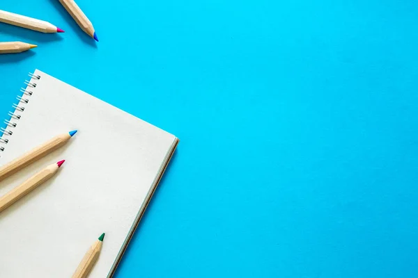 Mavi Arkaplanda Renkli Kalemlerle Çizim Kitabı Öğrenme Çalışma Sunum Kavramı — Stok fotoğraf