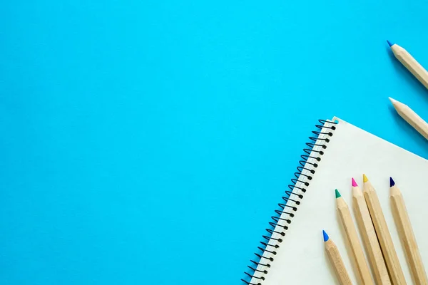 青い背景 プレゼンテーションの概念上の色鉛筆とSketchbook — ストック写真