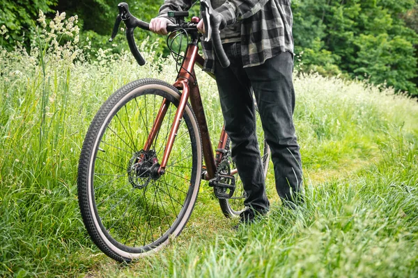 一个男人骑着自行车在夏天的森林路上 夏天的休假日 — 图库照片