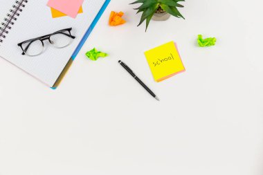 Not defteri, gözlük ve kağıt hatırlatıcıları beyaz arkaplan, üst görünüm, boşluk kopyala.