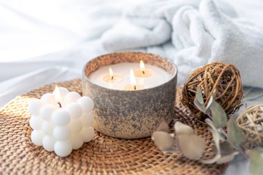 Bulanık arkaplanda mumlar ve havlular olan spa kompozisyonu.
