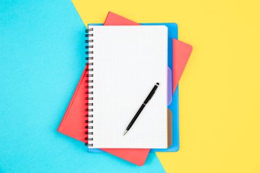 Mavi ve sarı arkaplan üzerine dizüstü bilgisayarlar ve kalem, üst görünüm, boşluk kopyala.