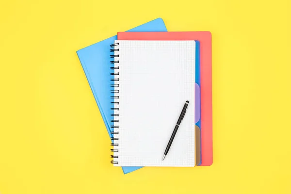 ノートブックとペンで黄色の背景 トップビュー コピースペース — ストック写真
