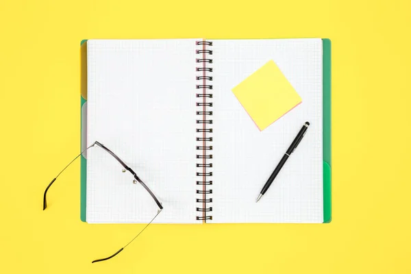 Notizblock Und Papiererinnerung Auf Gelbem Hintergrund Draufsicht Kopierraum — Stockfoto