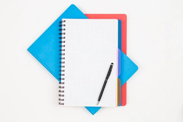 Cuadernos Bolígrafo Sobre Fondo Blanco Vista Superior Espacio Para Copiar —  Fotos de Stock