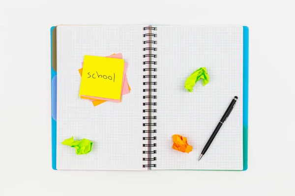 关于白色背景 学校概念 顶视图的记事本 钢笔和纸色提示 — 图库照片