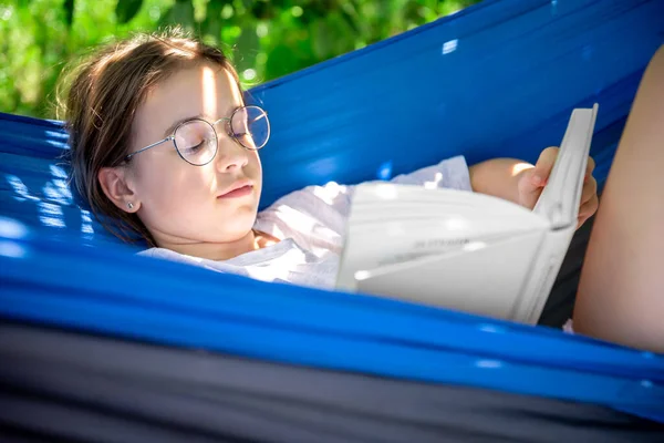 Nettes Teenager Mädchen Mit Brille Liest Ein Buch Während Einer — Stockfoto