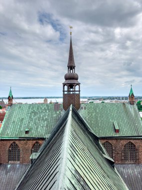 Keskin çatıları, tepe çatısı ve Alman kültürü olan eski bir bina..