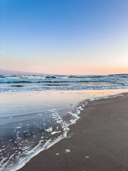 Meereslandschaft Mit Sandstrand Und Wolkenlosem Himmel Morgengrauen — Stockfoto