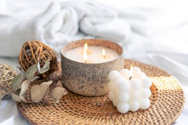 Bulanık arkaplanda mumlar ve havlular olan spa kompozisyonu.