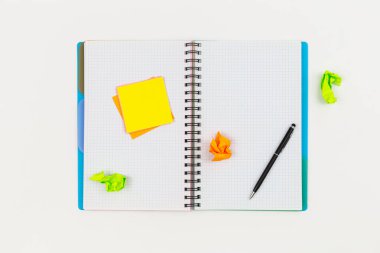 Not defteri, kalem ve kağıt renkli anımsatıcılar beyaz arkaplan, okul kavramı, üst görünüm.