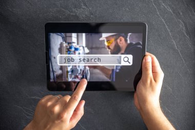 Ekranda arama işi olan dijital tabletin en üst görüntüsü, iş bulmak için internet sitesini kullanarak kariyerinizi bulun.