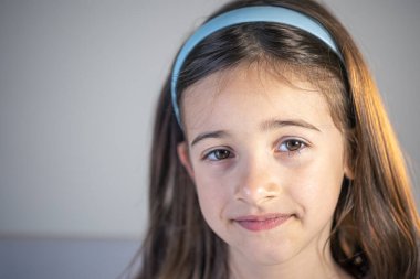 Diş hekimindeki küçük kız, ortodontist muayenesindeki çocuk ağız bakımı, diş bakımı ve hijyen..