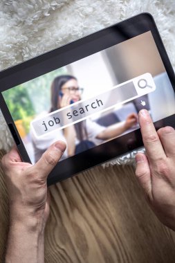 İş olanaklarını İnternet 'te tarayan adam başvurudaki iş aramasını kullanıyor, işsiz adam laptop ekranındaki web sitesinde boş yer arıyor.