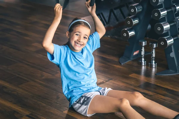 Mała Dziewczynka Ćwicząca Pomieszczeniu Pomocą Trx Pasków Fitness Pracy Własnym — Zdjęcie stockowe