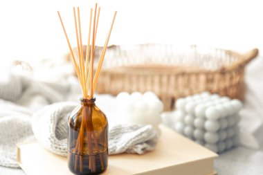 Bulanık arkaplanda tütsü çubukları ve örgü ögesi olan spa kompozisyonu, boşluğu kopyala.