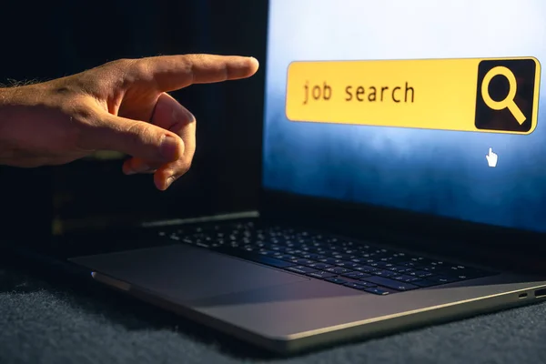 Mann Sucht Nach Stellenangeboten Online Mit Hilfe Der Jobsuche Der — Stockfoto
