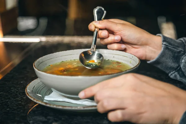Seorang Wanita Kafe Makan Sup Sayur Kalori Rendah Konsep Vegetarianisme — Stok Foto
