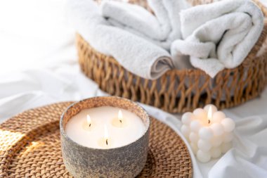 Bulanık arkaplanda mumlar ve havlular olan spa kompozisyonu.