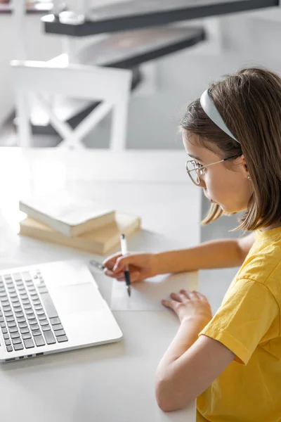 Uma Adolescente Fazendo Lição Casa Sentada Com Livros Laptop Conceito — Fotografia de Stock