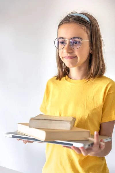 Vicces Tinédzser Lány Szemüvegben Fogszabályzóval Könyveket Laptopot Tart Kezében Egy — Stock Fotó