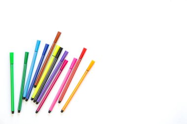 Beyaz arkaplanda farklı renkte keçeli kalemler, izole edilmiş, üst görünüm, boşluk kopyala.