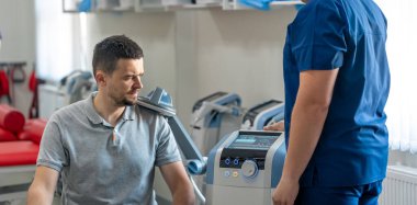 Sırtın elektromanyetik terapisi, fizyoterapist doktor son derece etkili ağrı tedavisi ve iltihap tedavisi için tıbbi ekipman kullanır. Manyetik alan, rehabilitasyon, manyetoterapi..