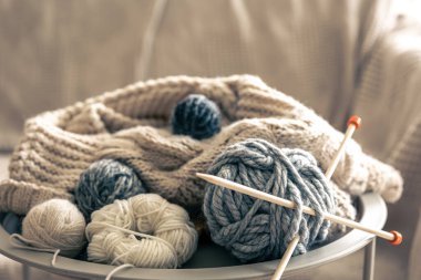 Örgü örmek için iplikleri olan rahat ev kompozisyonu, kapat.