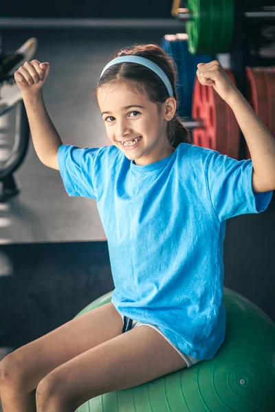 Urocza Dziewczynka Pokazuje Swoje Bicepsy Uśmiecha Się Podczas Treningu Siłowni — Zdjęcie stockowe
