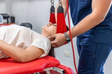 Rehabilitasyon merkezinde askıya alınan kadın hasta ağrısız dolaşım kalıplarını iyileştirmek ve işlevlerini geliştirmek için terapi egzersizleri kavramı, nöro-nöro tekniği..