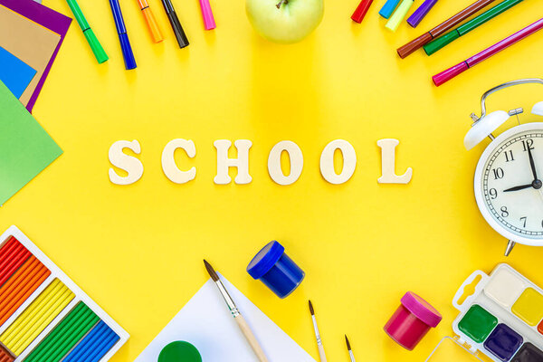 Fournitures Scolaires Colorées Lettres Bois Sur Fond Jaune Concept Retour — Photo