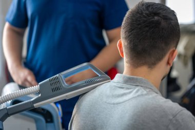 Sırtın elektromanyetik terapisi, fizyoterapist doktor son derece etkili ağrı tedavisi ve iltihap tedavisi için tıbbi ekipman kullanır. Manyetik alan, rehabilitasyon, manyetoterapi..