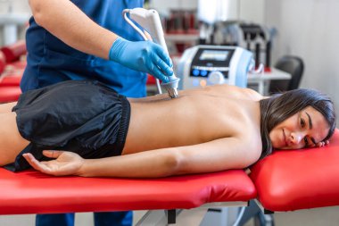 Extracorporeal şok terapisi, boyun ve sırt kasları için fizik tedavi, şok dalgaları ile omurga, ağrı kesici, normalleşme ve yenilenme, canlandırma iyileşme süreci.