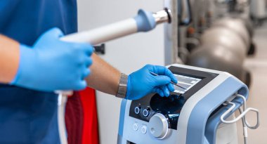 Şok dalgası terapi cihazı. Erkek doktor, lastik eldiven, manyetik alan, rehabilitasyon..