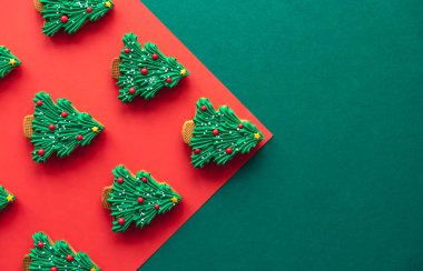 El yapımı zencefilli kurabiye. Köknar ağacı şeklinde. Krema kaplı, düz, kopyalama alanı..