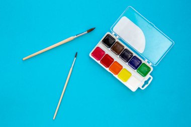 Boya ve fırçalı sanat paleti, yaratıcılık işyeri, ev öğretmenliği konsepti çizimi, okula dönüş..